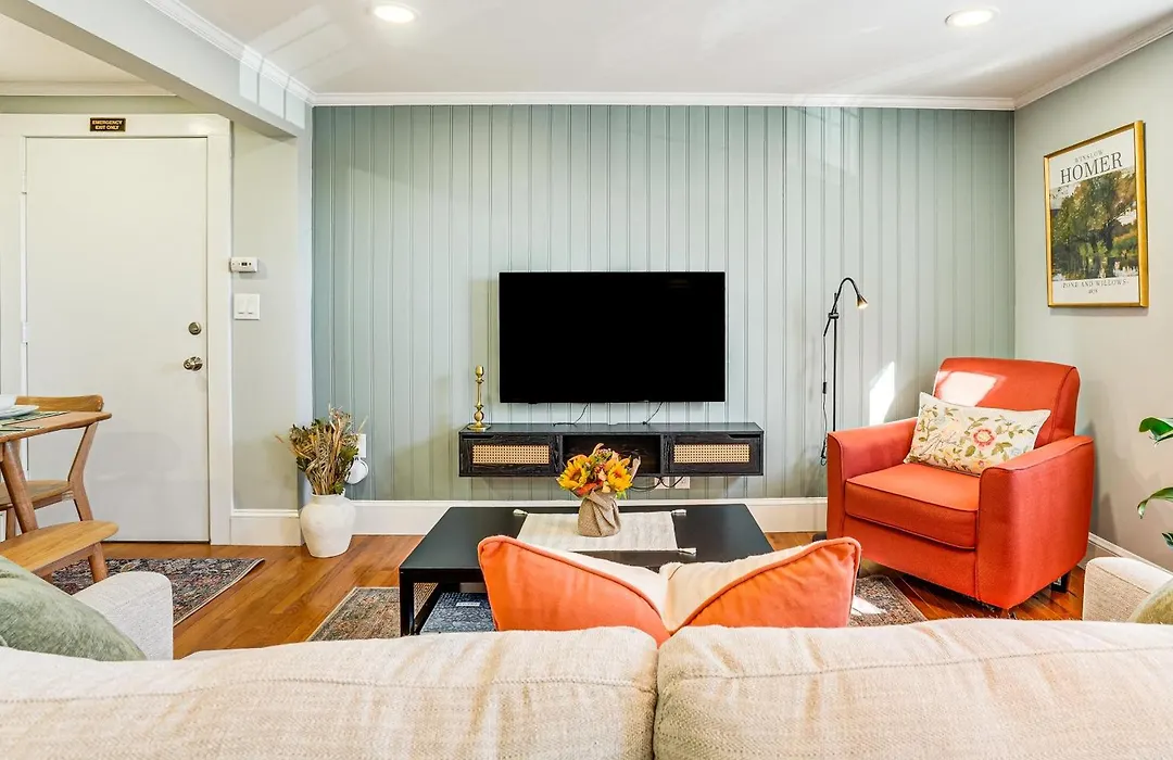 Walk To Constitution Mid-century Gem Apartment Boston