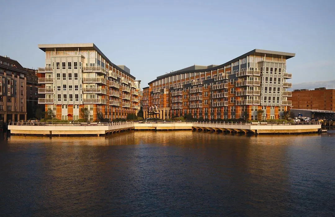 Battery Wharf Hotel, Waterfront